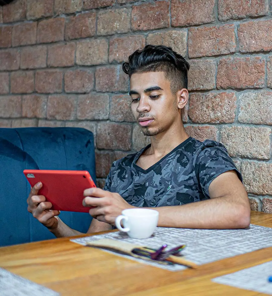 Afin de récupérer le nom de domaine cybersquatté, Genious Communications s’engage à